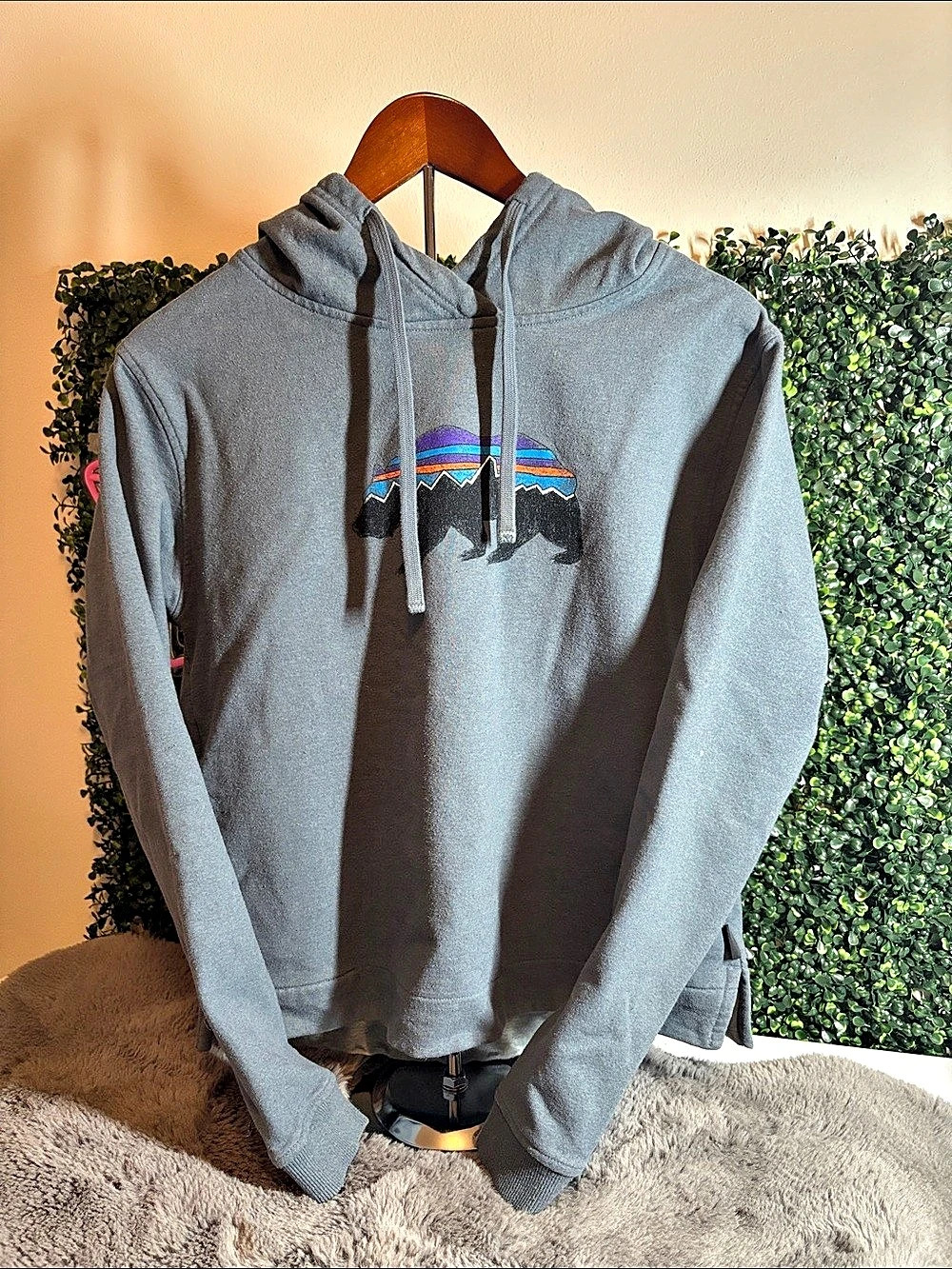 Patagonia Women’s Green Bear Graphic Hoodie Size Medium